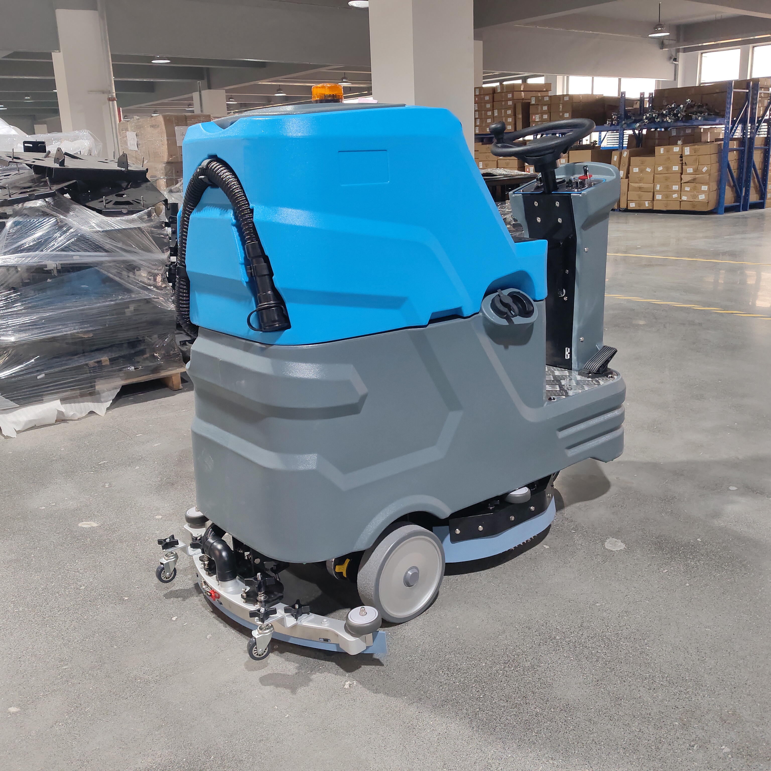KUER H90 Ride on floor scrubber