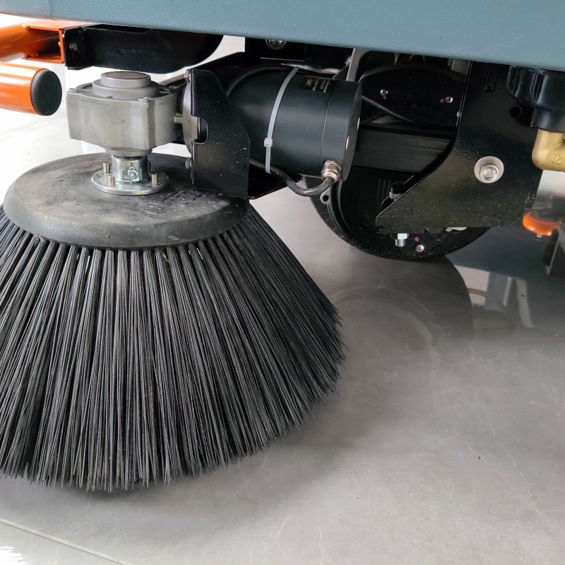 KUER-U308G ride on floor scrubber sweeper side brush