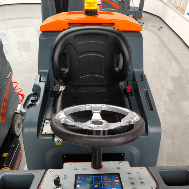 Balayeuse autoport&eacute;e commerciale KUER-U308G avec si&egrave;ge ergonomique