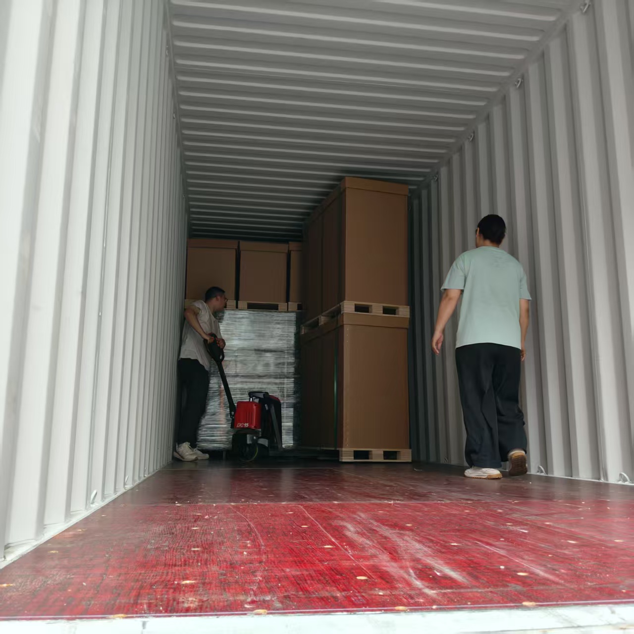 Italian customer's machine is being loaded into the container..jpg