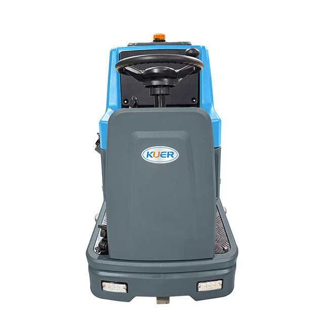 Vue avant de l'autolaveuse industrielle autoport&eacute;e KUER H90 avec syst&egrave;me de nettoyage &agrave; double brosse